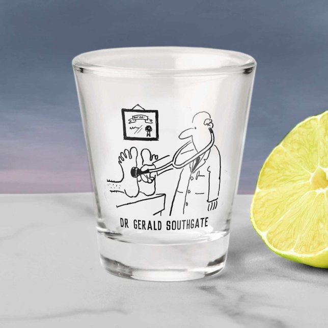 Doktor mit Stethoskop bei der Überprüfung der Füße Schnapsglas (Von Creator hochgeladen)