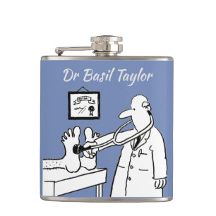 Doktor mit Stethoskop-Tests Patientenfütterung Flachmann