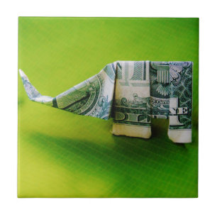 Dollar-Bill Origami Elephant auf grünem Hintergrun Fliese
