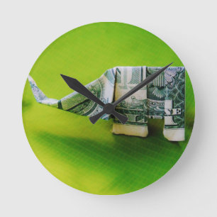 Dollar-Bill Origami Elephant auf grünem Hintergrun Runde Wanduhr