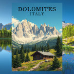 Dolomiten Italien Illustration Reisen Postkarte<br><div class="desc">Mit dieser Vintagen Postkarte im Stil der 50er Jahre erleben Sie die zeitlose Schönheit der Dolomiten in Italien mit ihren schroffen Gipfeln, den ruhigen Alpentälern und den malerischen Dörfern im Herzen der Berge. Die Dolomiten sind berühmt für ihre dramatische Landschaft und bieten den Besuchern erstklassige Ski-, Wander- und Erlebnismöglichkeiten. Diese...</div>