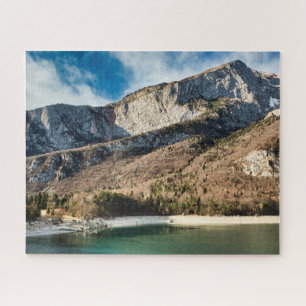 Dolomitengebirge und Molvenosee mit blauem Himmel Puzzle