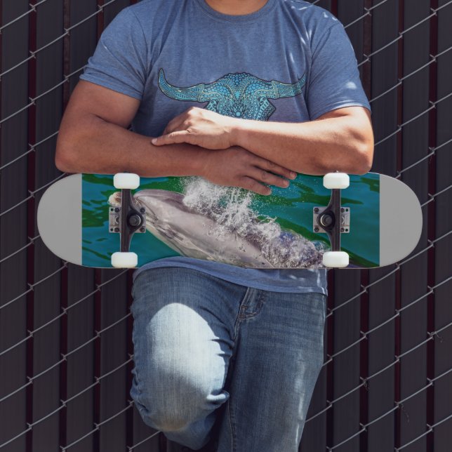 Dolphin in Milford Sound, Neuseeland Skateboard (Außenbereich 3)