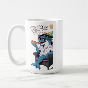 Dolphin isst im Sommerurlaub Pizza Kaffeetasse