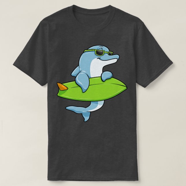 Dolphin mit Sonnenbrille als Surfer mit Surfbrett T-Shirt (Design vorne)