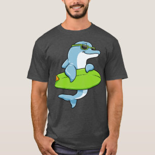 Dolphin mit Sonnenbrille als Surfer mit Surfbrett T-Shirt