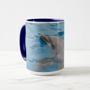 Dolphin-Schwimmen in den Tiefen des blauen Ozeans Tasse