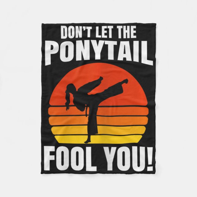 Don’t Let The Ponytail Fool You Karate Kick  Fleecedecke (Vorderseite)