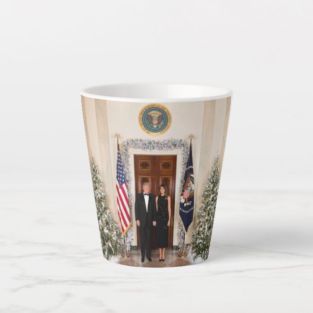Donald & Melania Trumps Weihnachtsweißhaus Milchtasse (Vorderseite)