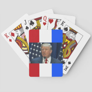 Donald Trummp auf einem Kartenstapel Spielkarten