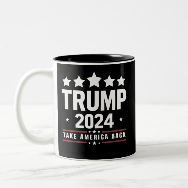 Donald Trump 2024 nimmt die Wahlen in Amerika zurü Zweifarbige Tasse (Links)
