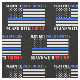 Donald Trump 2024 steht mit Polizeibeamten Stoff