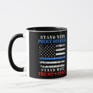Donald Trump 2024 steht mit Polizeibeamten Tasse
