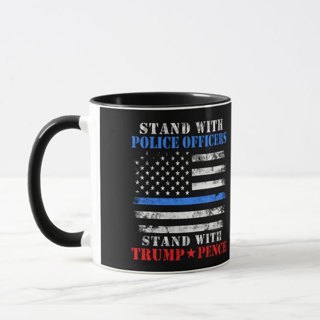 Donald Trump 2024 steht mit Polizeibeamten Tasse (Links)