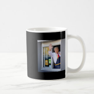 Donald Trump arbeitet an der Fritteuse und hält ei Kaffeetasse