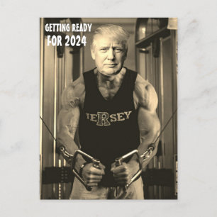 DONALD TRUMP IM GYM 2024 POSTCARD POSTKARTE