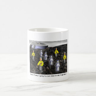 Donald Trump knackt unten auf aller illegalen Tasse