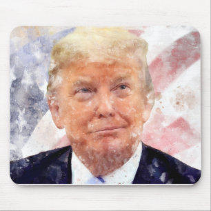 Donald Trump lächelt unter amerikanischer Flagge Mousepad