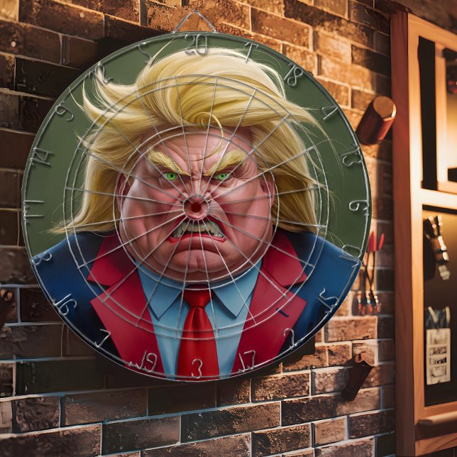 Donald Trump mit dem Cartoon der Angry Dartscheibe (Von Creator hochgeladen)