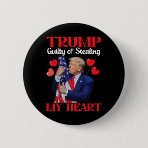 Donald Trump mit der Fahne Trumps, der die Schuld Button