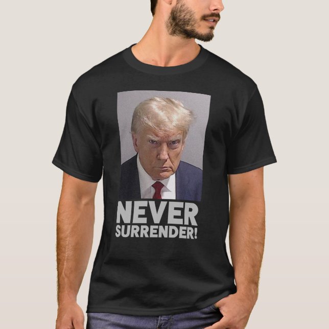 Donald Trump Mugshot - Never Surrender! T-Shirt (Vorderseite)