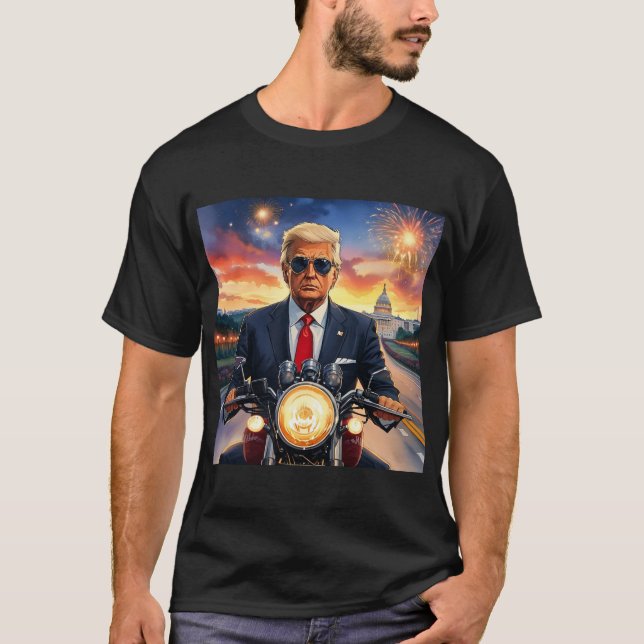 Donald Trump Riding Motorrad US Hauptstadt Feuerwe T-Shirt (Vorderseite)