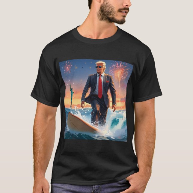 Donald Trump Surfing Statue of Liberty Fireworks T-Shirt (Vorderseite)