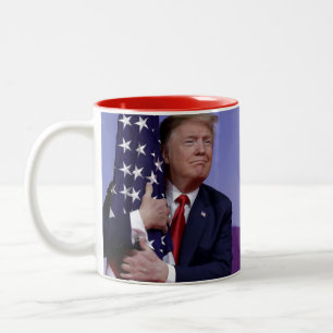 Donald Trump und die US-Flagge Zweifarbige Tasse