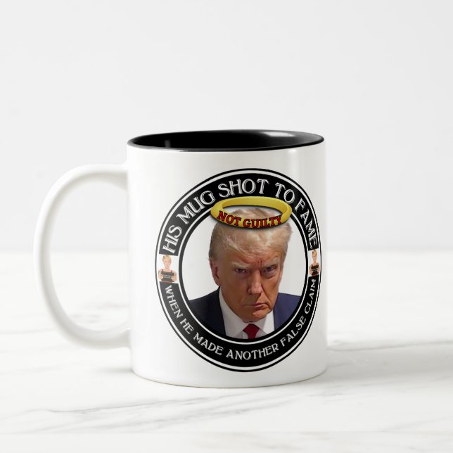 Donald Trumps Mugshot zu Ruhm Zweifarbige Tasse (Links)