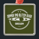 Donner und Blitzen Fluss Oregon Kayaking Ornament Aus Metall<br><div class="desc">Der Donner und Blitzen Fluss mit seinen vielen Nebenflüssen fließt 150 km nordwestlich in die nahe Malheur National Wildlife Refuge. Er liegt an den Hängen der Steens im abgelegenen Südosten von Oregon.</div>
