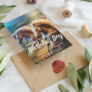 Donnernder Hufschlag: Eine Herde Pferde in Bewegun Postkarte