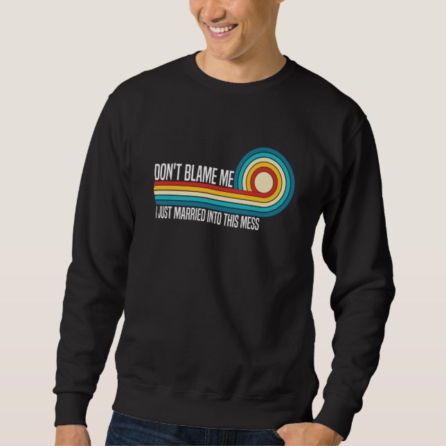 Don't Blame Me I Just Married into This Mess  Coup Sweatshirt (Vorderseite)