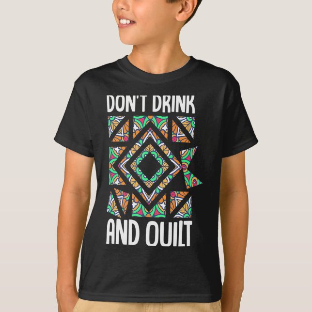 Dont Drink And Quilt Quilting Knitting Sewing Cro  T-Shirt (Vorderseite)