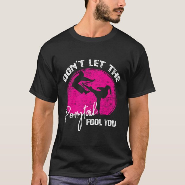 Dont Let The Ponytail Fool You Funny Karate Gift  T-Shirt (Vorderseite)