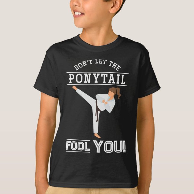 Dont Let The Ponytail Fool You Funny Karateist Gir T-Shirt (Vorderseite)
