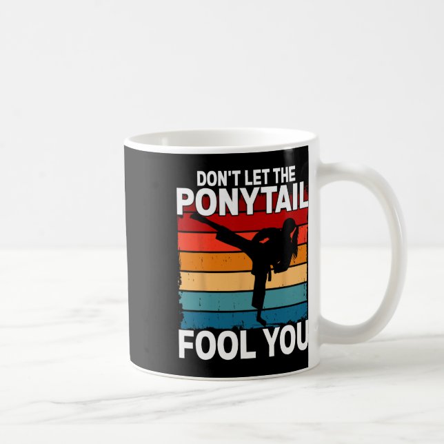 Don't Let The Ponytail Fool You Girl Women Karate  Kaffeetasse (Rechts)