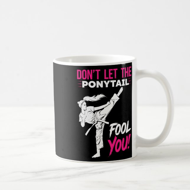 Don't Let The Ponytail Fool You Karate Funny Karat Kaffeetasse (Rechts)
