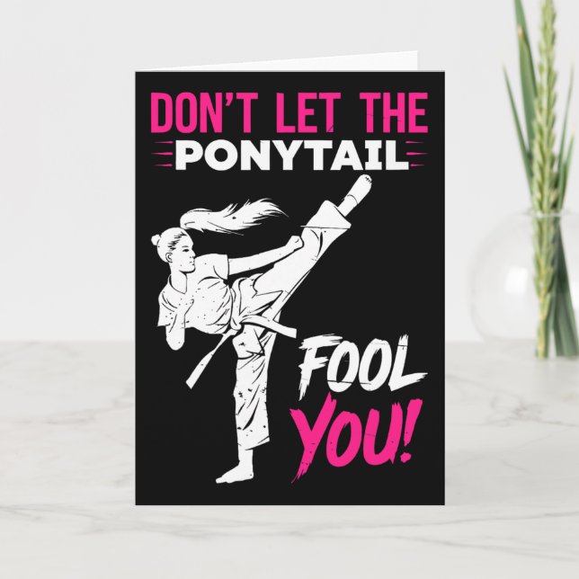 Don't Let The Ponytail Fool You Karate Funny Karat Karte (Vorderseite)