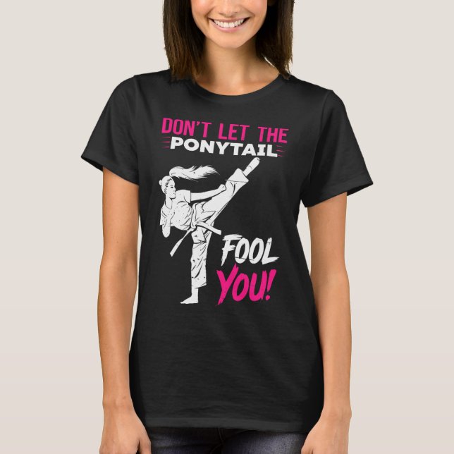 Don't Let The Ponytail Fool You Karate Funny Karat T-Shirt (Vorderseite)