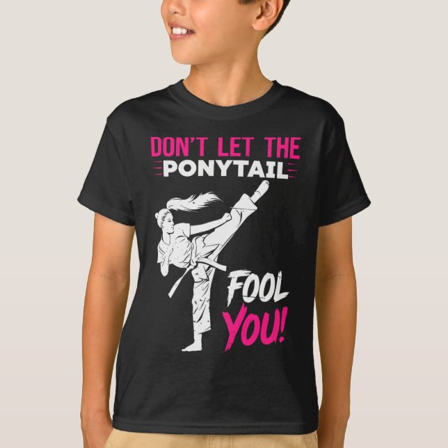 Don't Let The Ponytail Fool You Karate Funny Karat T-Shirt (Vorderseite)