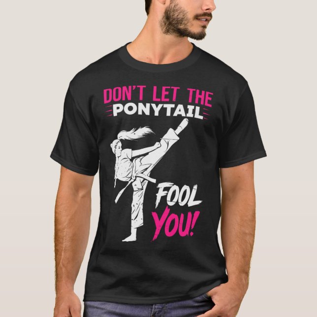 Don't Let The Ponytail Fool You Karate Funny Karat T-Shirt (Vorderseite)
