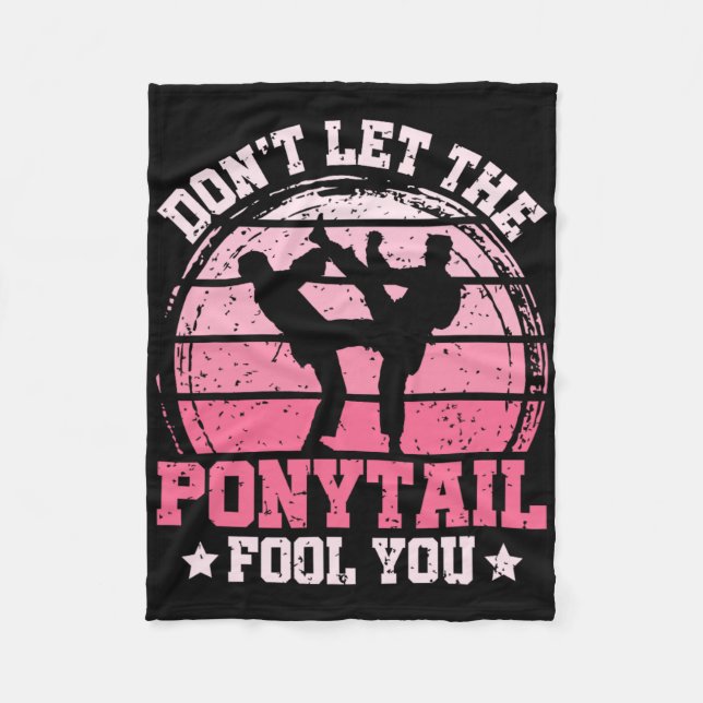Don't Let The Ponytail Fool You Martial Art Karate Fleecedecke (Vorderseite)