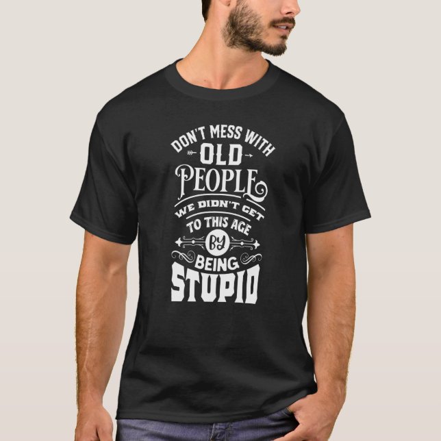 Don't Mess With Old People We're Not Stupid T-Shirt (Vorderseite)
