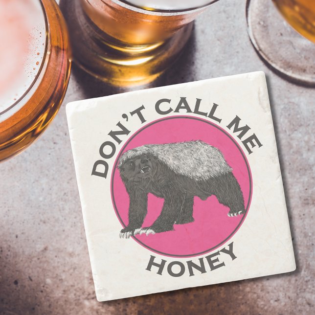 Dont nennt mich Honey Badger Funny Feminist Pink A Steinuntersetzer (Honey badger and funny badass feminist quote ‘don’t call me honey’ pink and black coaster)