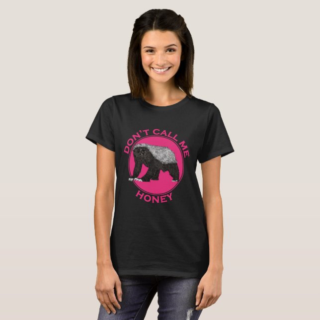 Dont nennt mich Honey Pink Feminist Honey Badger A T-Shirt (Vorne ganz)
