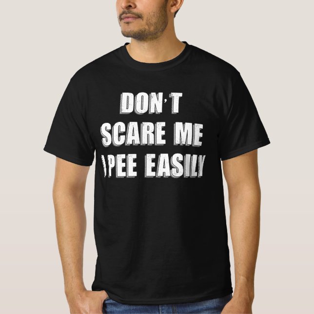 Dont Scare Me I Piss Easily Sarcastic Halloween T-Shirt (Vorderseite)