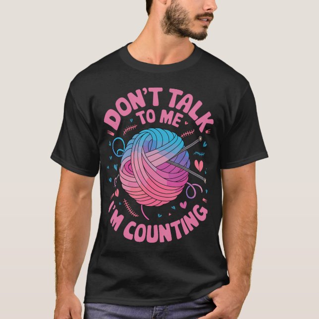 Dont Talk To Me Im Counting Knitting Stitches Croc T-Shirt (Vorderseite)