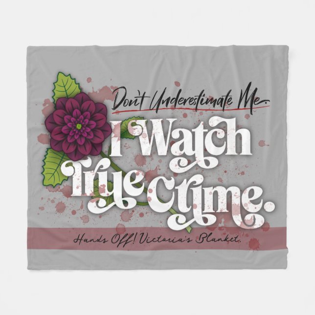 Don't Underestimate Me. I Watch True Crime.–Name Fleecedecke (Vorderseite (Horizontal))