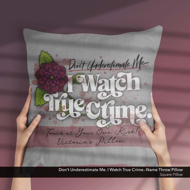 Don't Underestimate Me. I Watch True Crime.–Name Kissen (Don't Underestimate Me. I Watch True Crime.–Throw Pillow Customized with Your Name.)