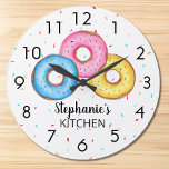 Donut Kitchen Personalisiert Große Wanduhr<br><div class="desc">Diese lustige Uhr ist mit drei Donuts in blau, rosa und gelb auf einem Sprinkle-Hintergrund dekoriert. Einfach mit Ihrem Namen anpassbar. Verwenden Sie die Option Weitere anpassen, um die Textgröße, den Stil oder die Farbe zu ändern, wenn Sie möchten. Weil wir unsere eigenen Kunstwerke erstellen, werden Sie dieses exakte Bild...</div>